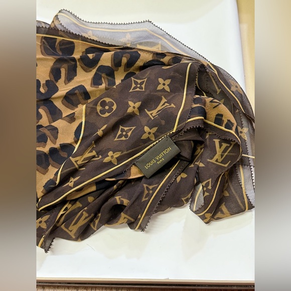 Authentic Rare Silk Louis Vuitton Scarf - Like New - Picture 10 of 14